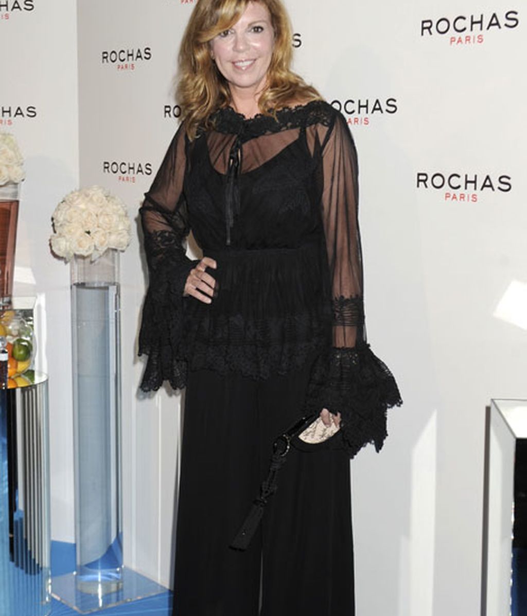 Belinda Washington, vestido y zapatos negros