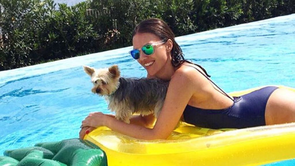 Colchoneta para dos: Helen Lindes comparte baño con su yorkshire