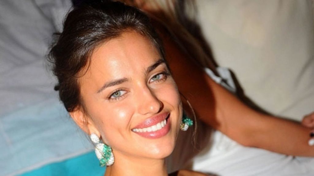 Irina Shayk derrocha glamour en Cerdeña