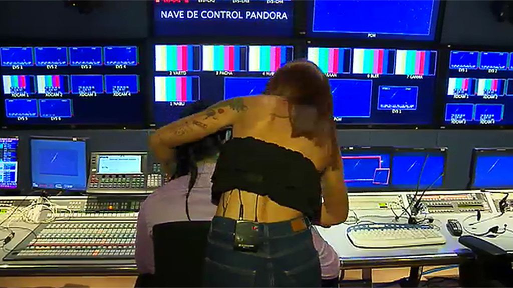 María: “Le he besado porque me apetecía y nos hacía falta a los dos”