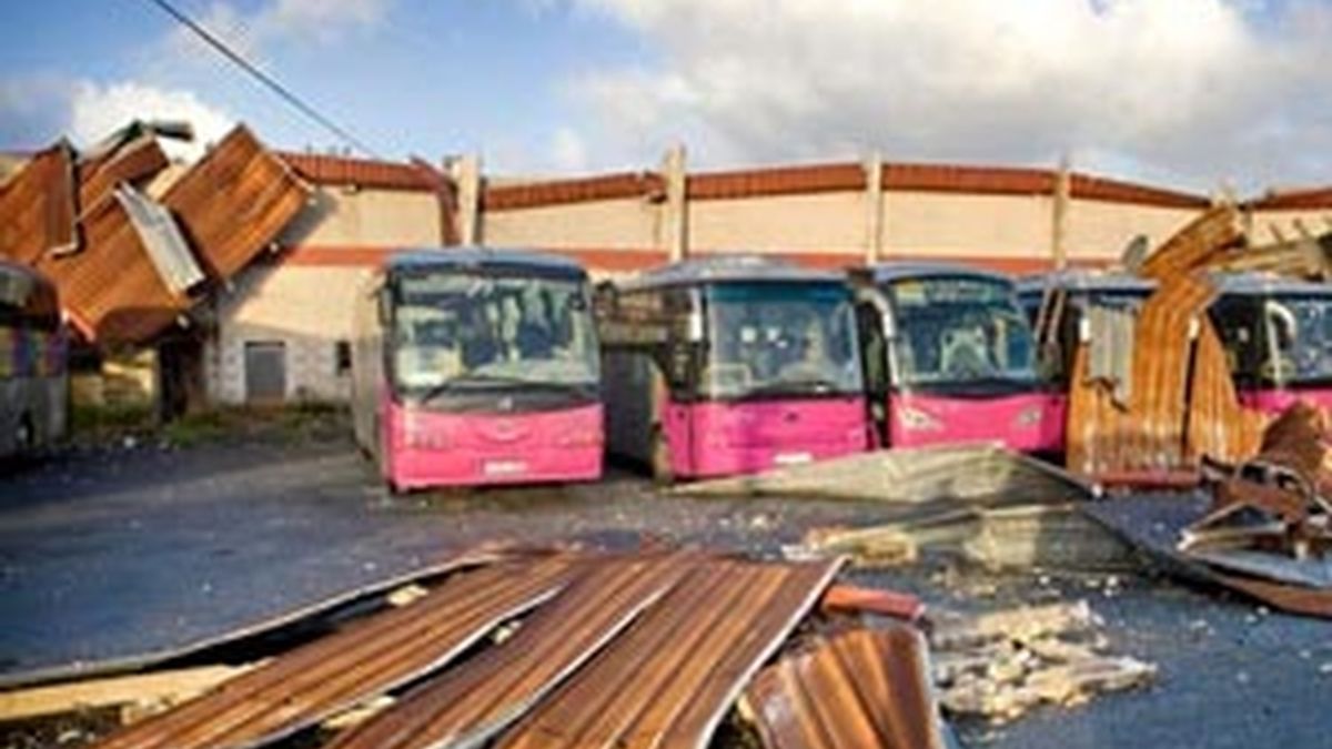 Las fuertes rachas de viento que se registraron en la comunidad gallega ocasionaron numerosos destrozos. Foto: EFE.