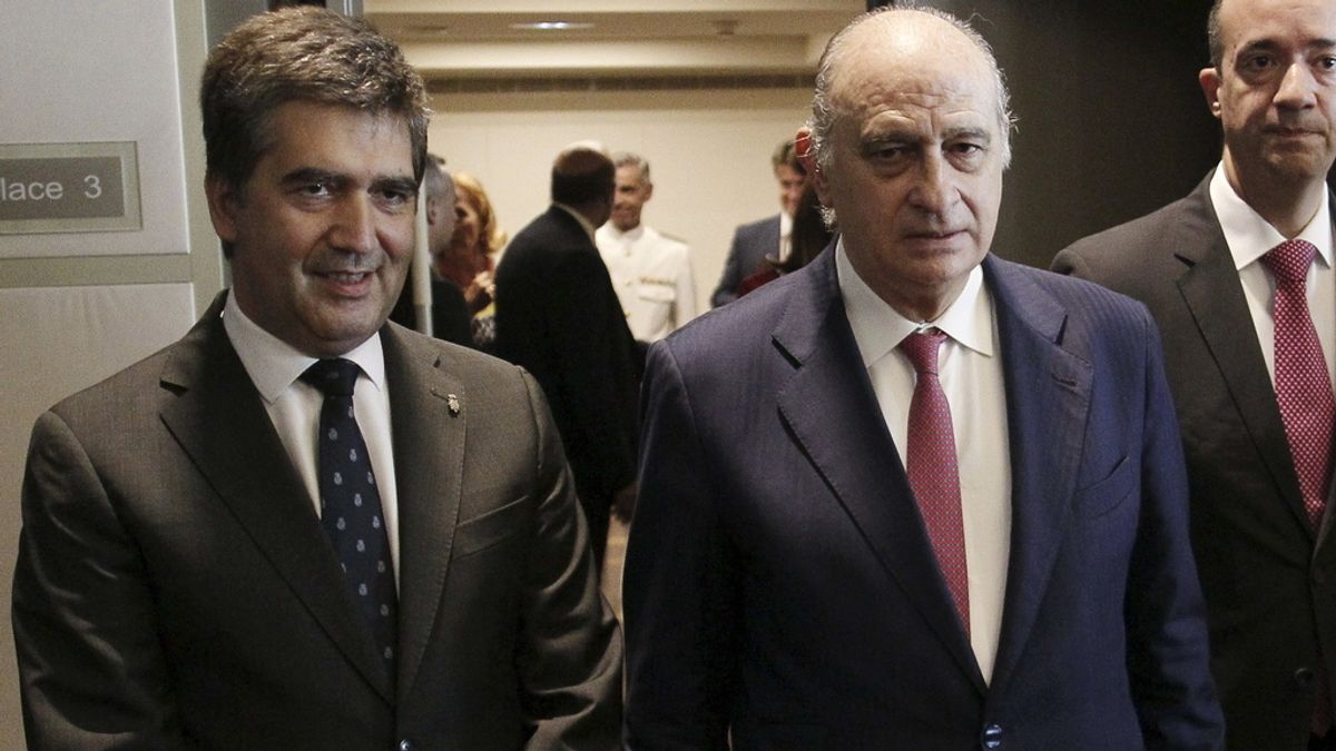 El director general de la Policía, Ignacio Cosidó, y el ministro del Interior, Jorge Fernández Díaz