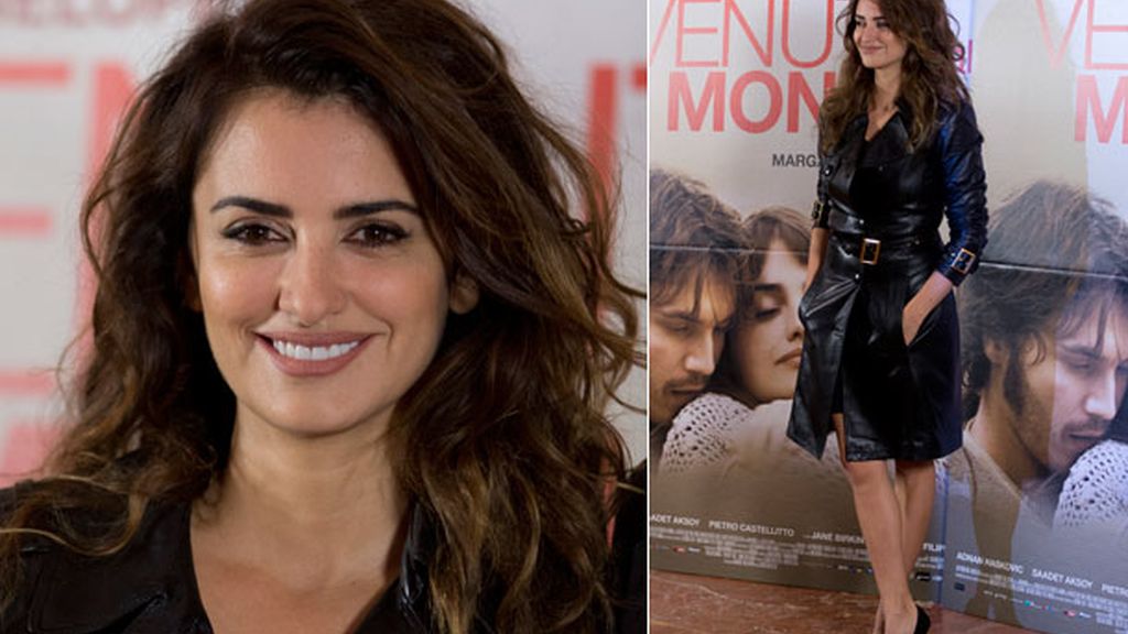 Trench de cuero negro en la rueda de prensa y vestido azul cielo para la première