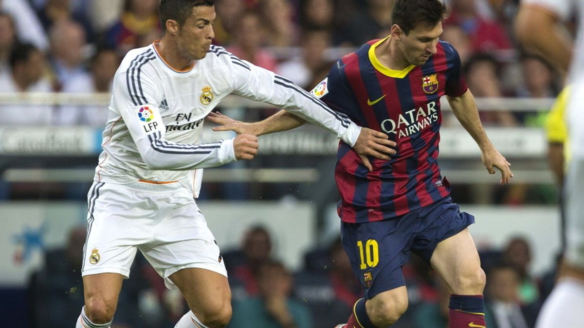 Messi y Cristiano luchan por el balón