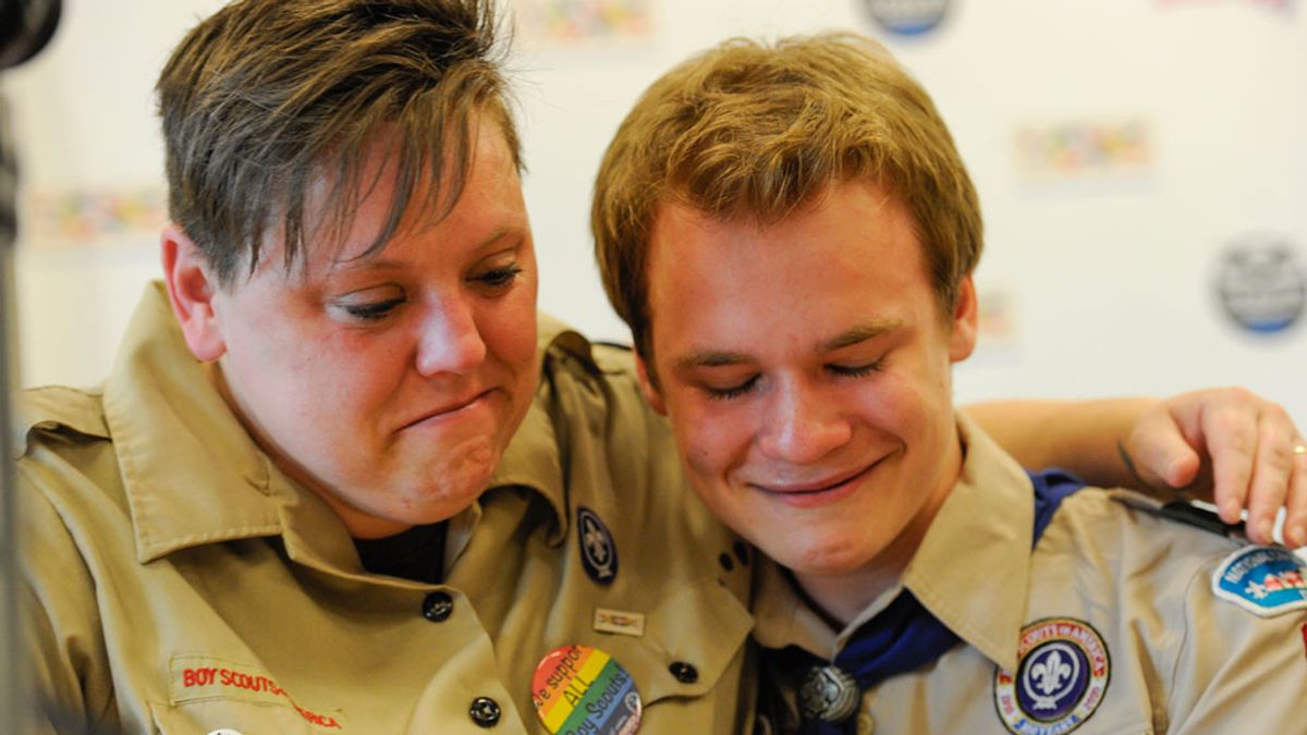 Dos scouts celebran la resolución que permite a los gays entrar en los scouts en EEUU