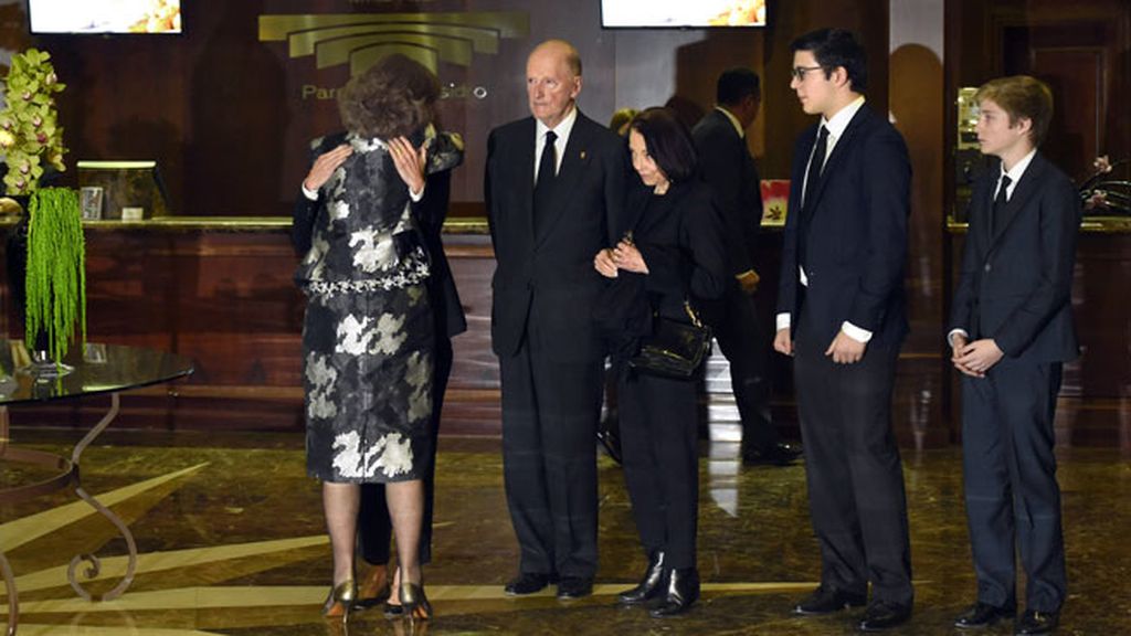 La reina Sofía estuvo muy atenta con todos los familiares