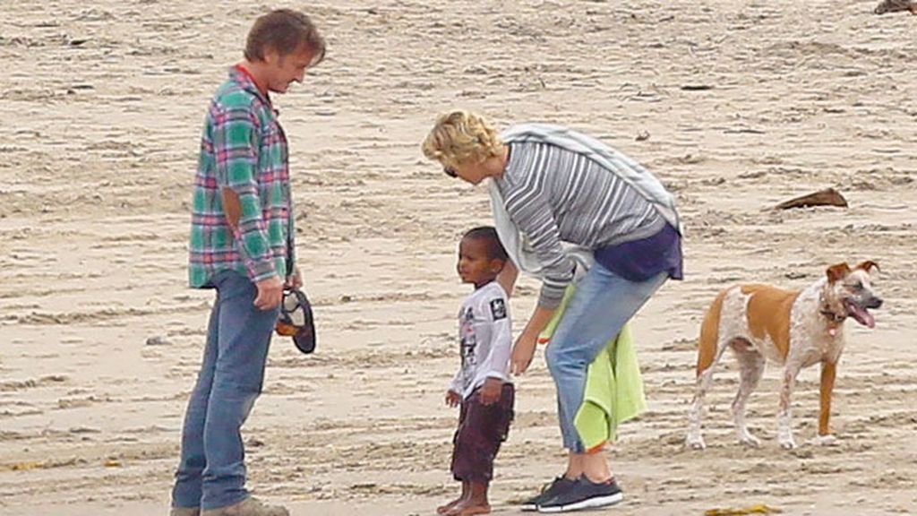 Besos y abrazos en la playa... la viva imagen de la felicidad
