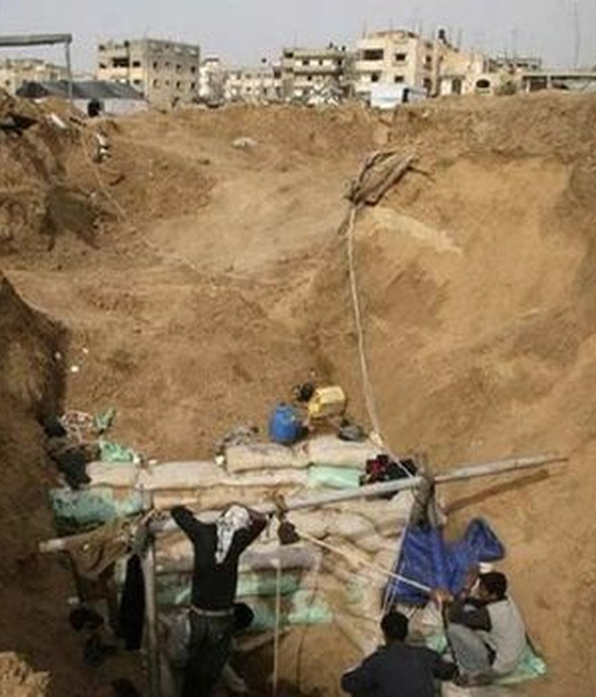 Varios palestinos trabajan en Rafah en la reconstrucción de uno de los túneles dañados durante la operación de Israel en Gaza. Vídeo: ATLAS