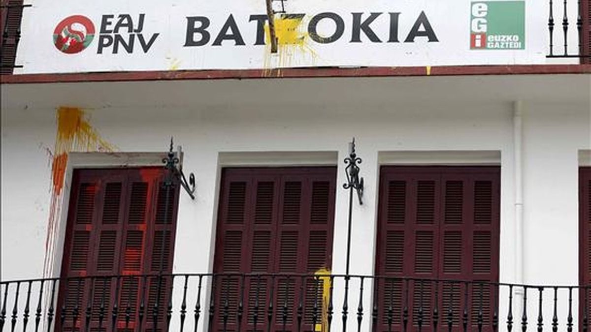 Balconada del 'batzoki' (sede del PNV) que anoche fue objeto de un ataque con cócteles molotov, lo que motivó el desalojo del edificio. EFE