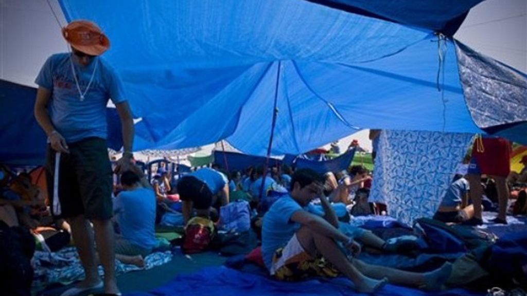Peregrinos esperando al Papa en Cuatro Vientos