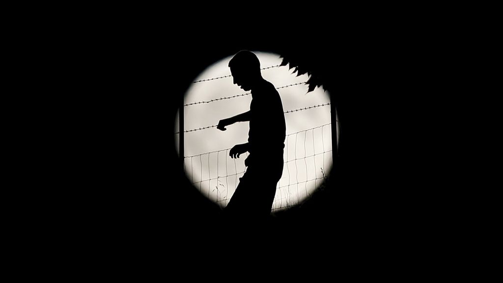 La silueta de un hombre contra la ‘superluna’ en Ronda, al sur de España