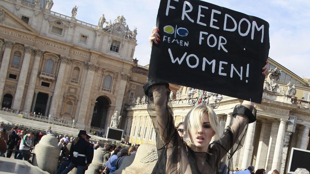 Protesta desnuda ante el Vaticano