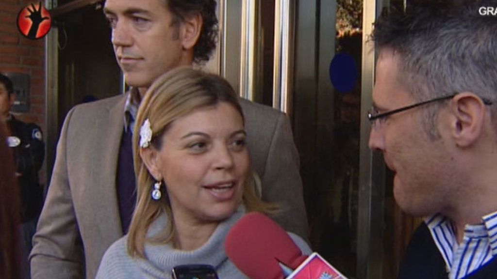 Su novio Carlos no se ha separado de ella ni un segundo