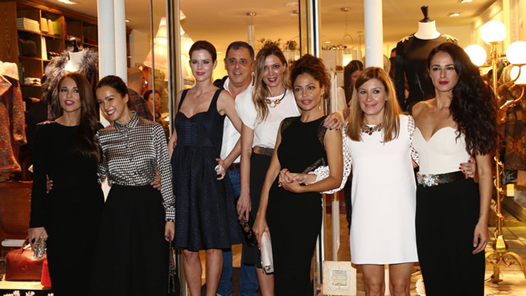 Paula y sus divi-amigas posan en la puerta de la tienda