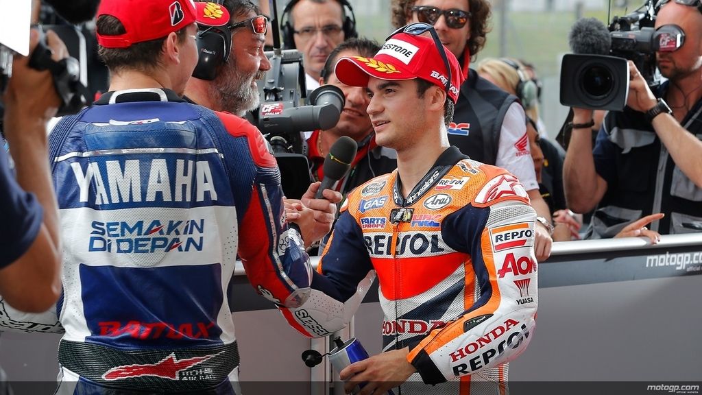 Lorenzo y Pedrosa se felicitan tras la clasificación del GP de Italia