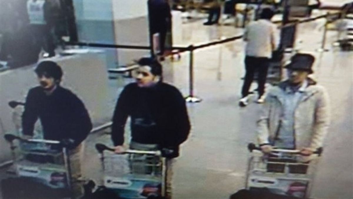 La Policía difunde las imágenes de tres sospechosos del atentado en el aeropuerto de Bruselas