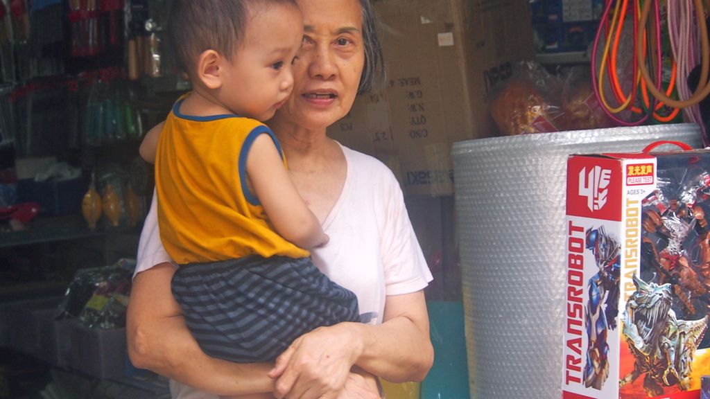 Abuela cuidando de su nieto en un puesto familiar