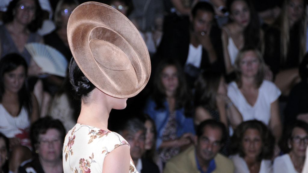 Detalle de uno de los elegantes tocados que adornaban la colección de Ion Fiz