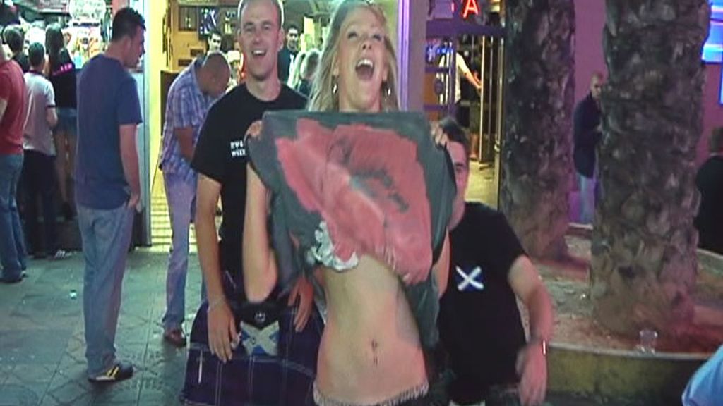 Jóvenes extranjeros se divierten en Benidorm