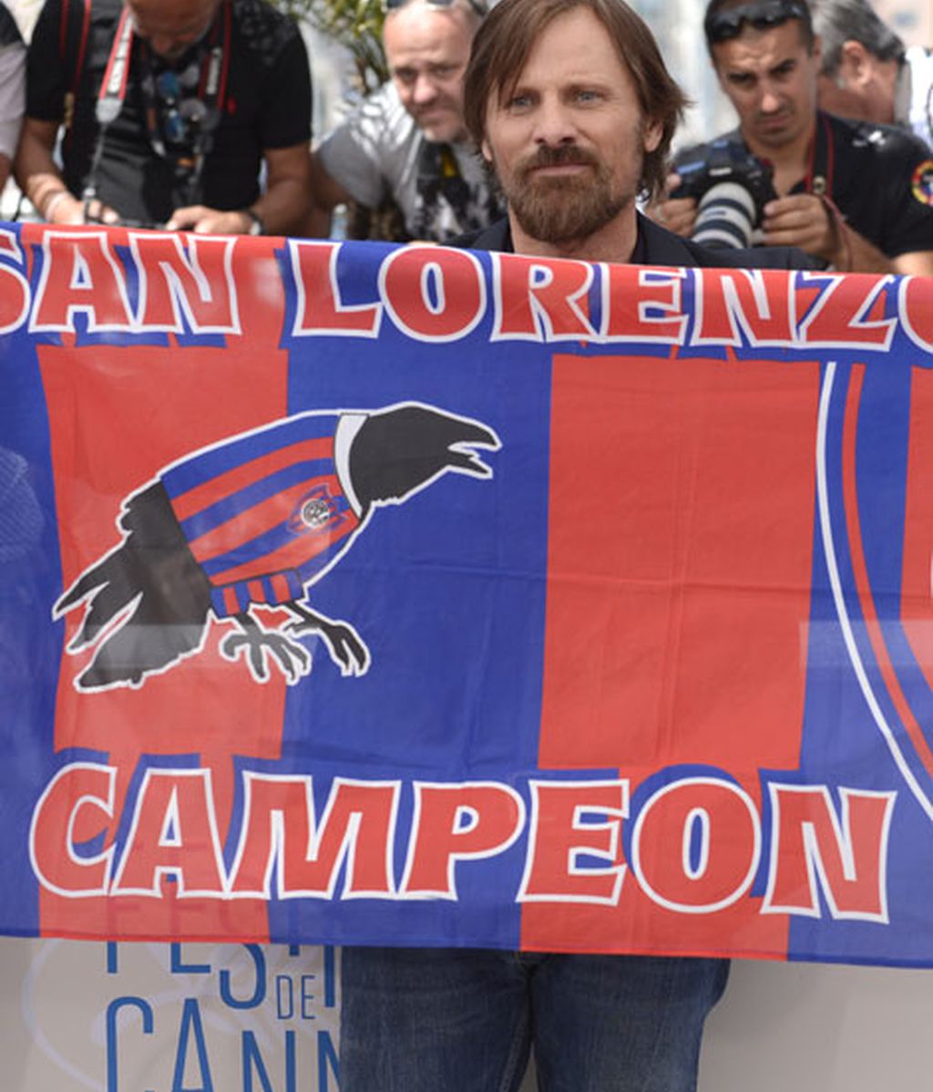 El pancartismo futbolero de Viggo Mortensen en la alfombra roja