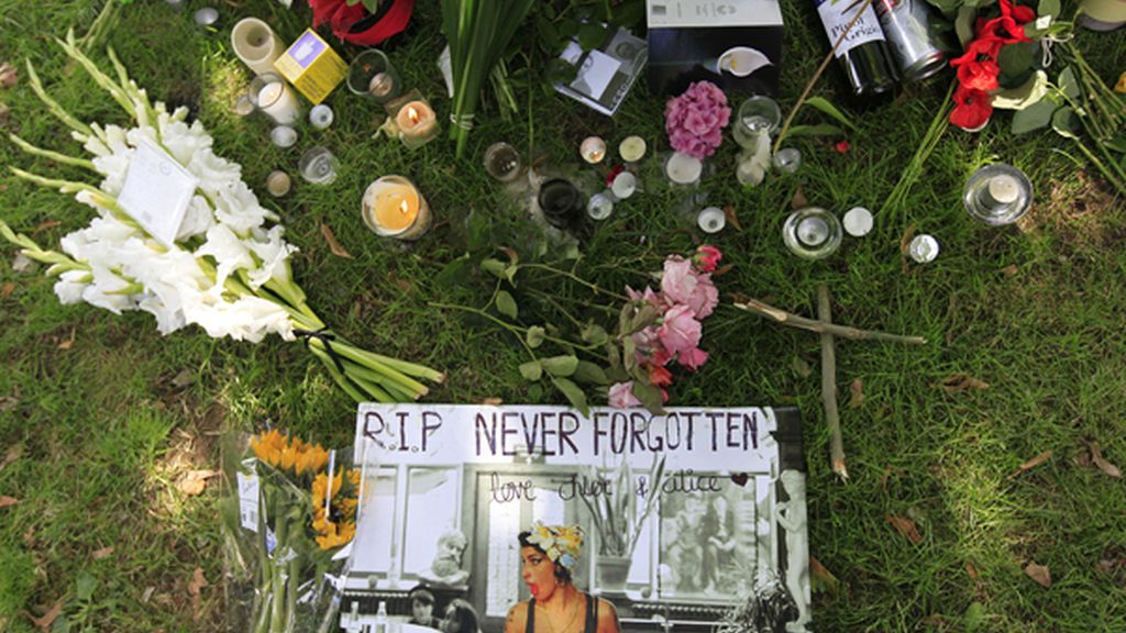Velas, flores y mensajes para Amy Winehouse