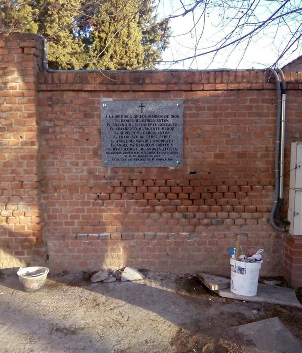 Vuelven a colocar una placa retirada por error en el cementerio de Carabanchel