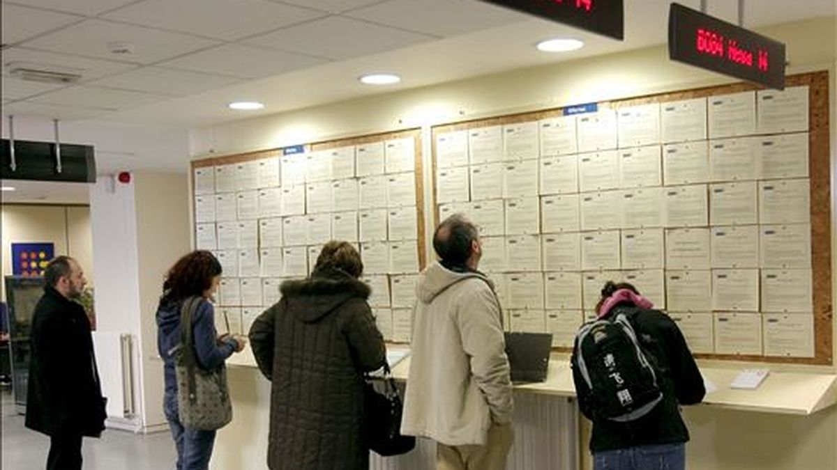 Varias personas sin empleo rellenan unos formularios en una oficina del INEM en Oviedo. EFE/Archivo