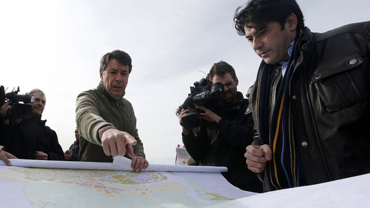 El presidente de la Comunidad de Madrid, Ignacio González, junto a David Pérez, alcalde de Alcorcón