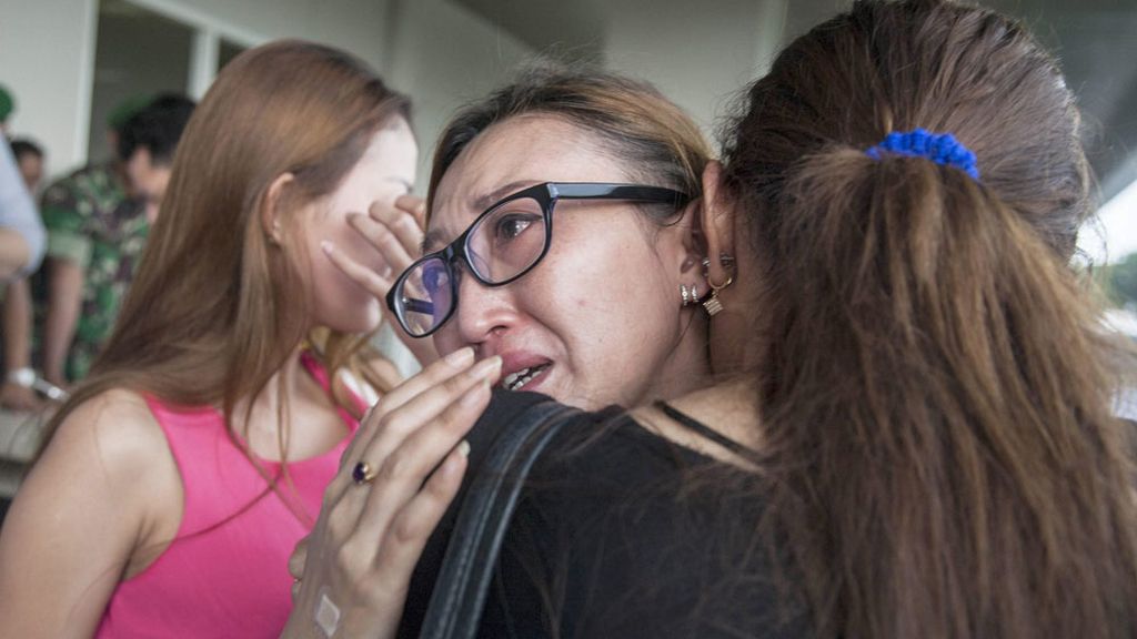 Desaparece un avión de AirAsia con 162 personas a bordo