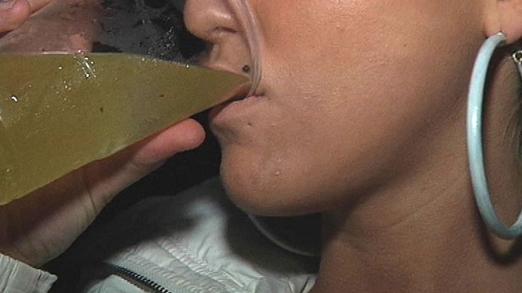 Bebiendo un trago de la copa