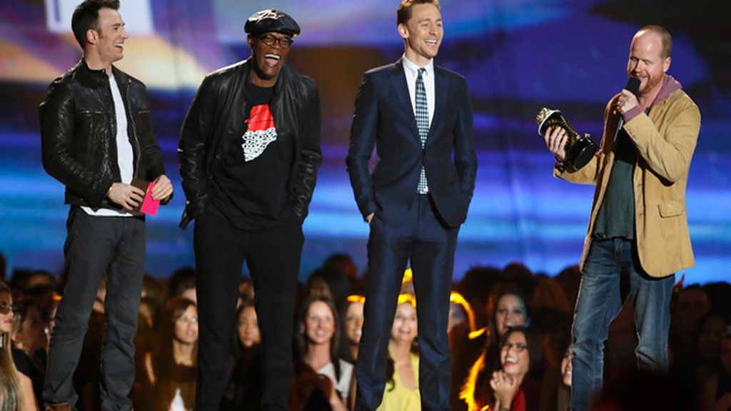 El director Joss Whedon, Samuel L. Jackson, Tom Hiddleston y Chris Evans