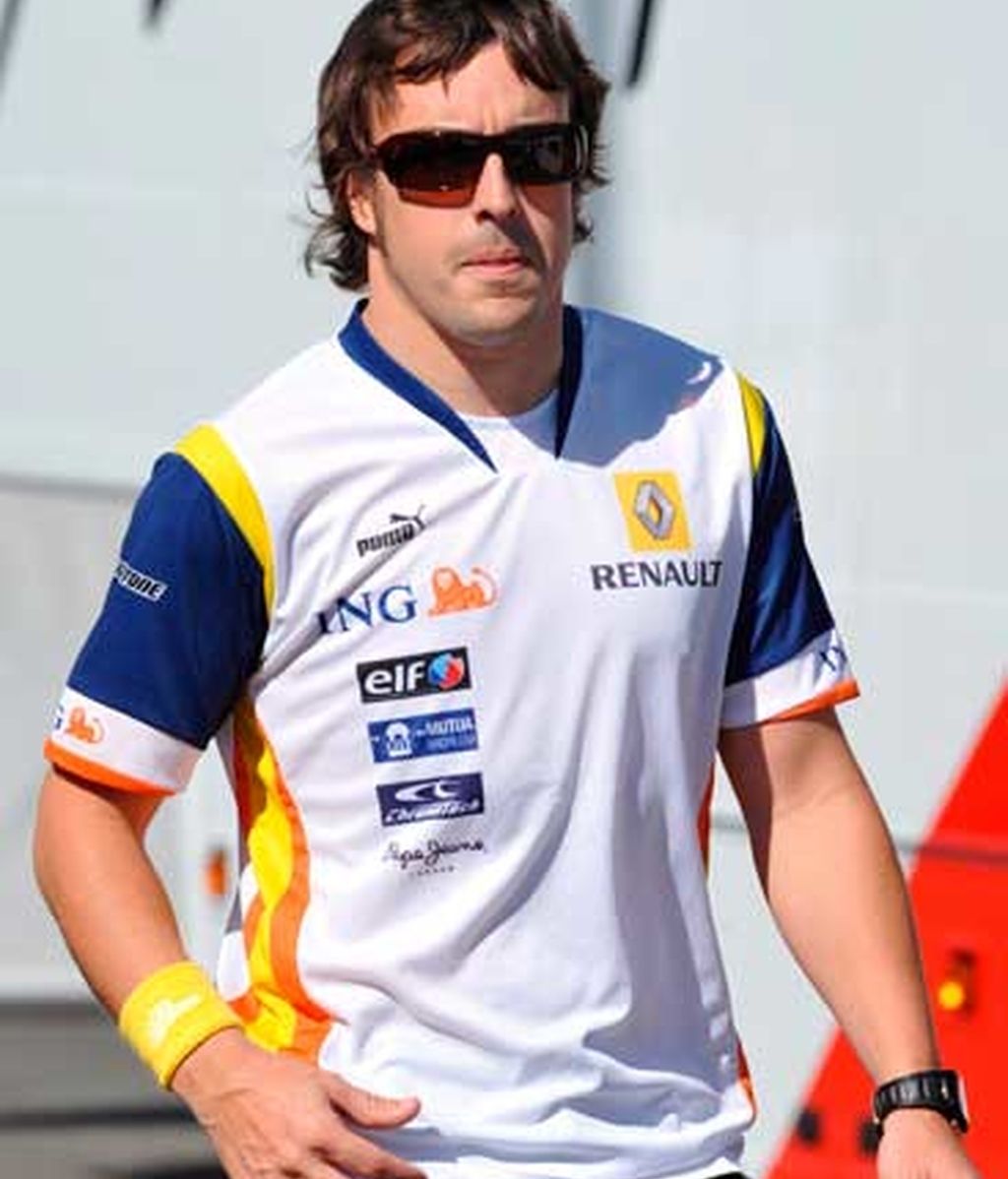 Fernando Alonso paseando por el paddock