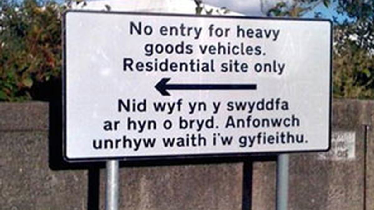 La señal en inglés y su 'traducción' en galés. Foto: BBC