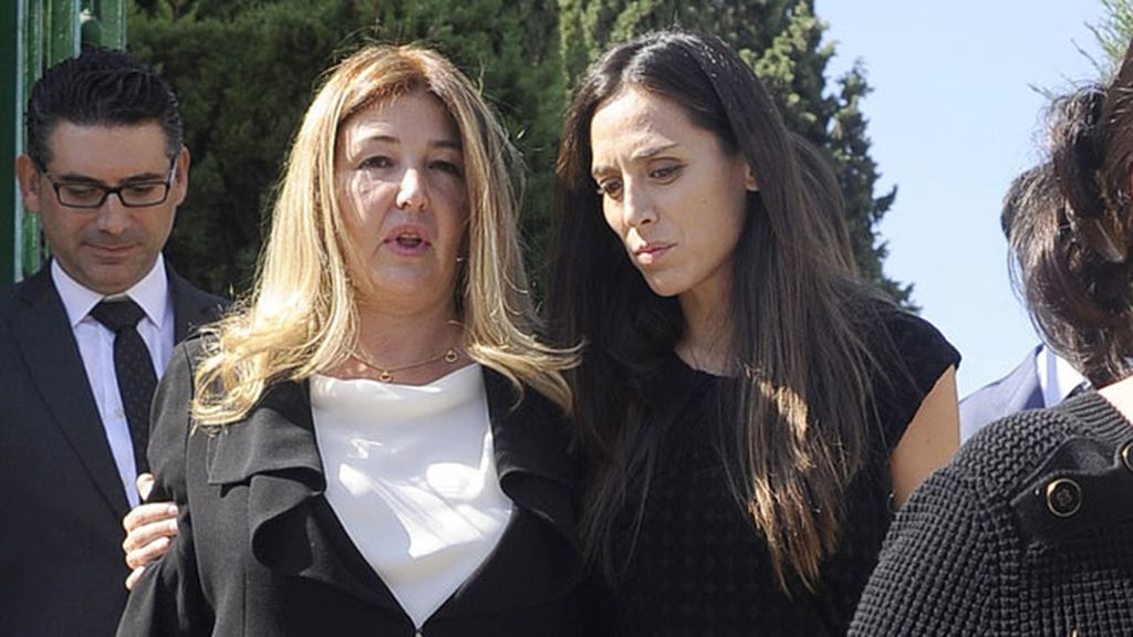 Tamara Falcó abraza a Laura Boyer Arnedo, la hija del exministro