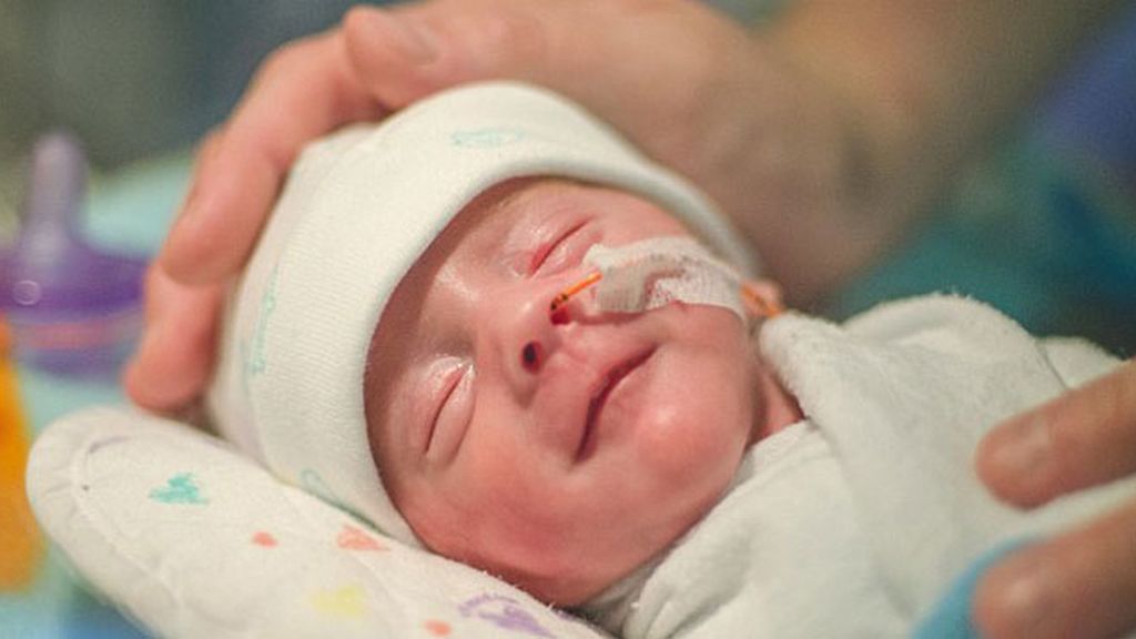 Caricias que curan a bebés enfermos