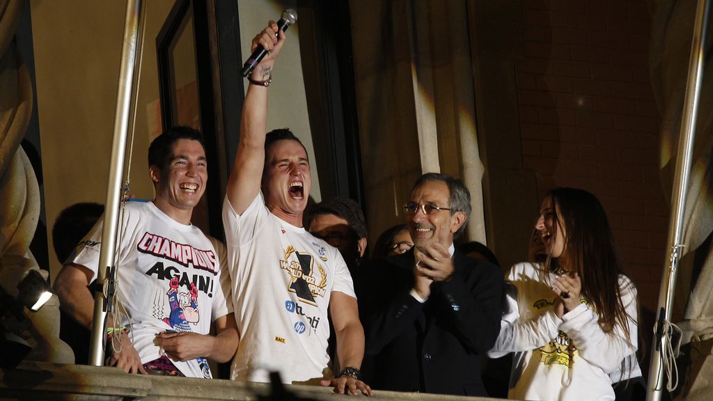 Pol Espargaró y su hermano, dos héroes en el balcón de su ayuntamiento