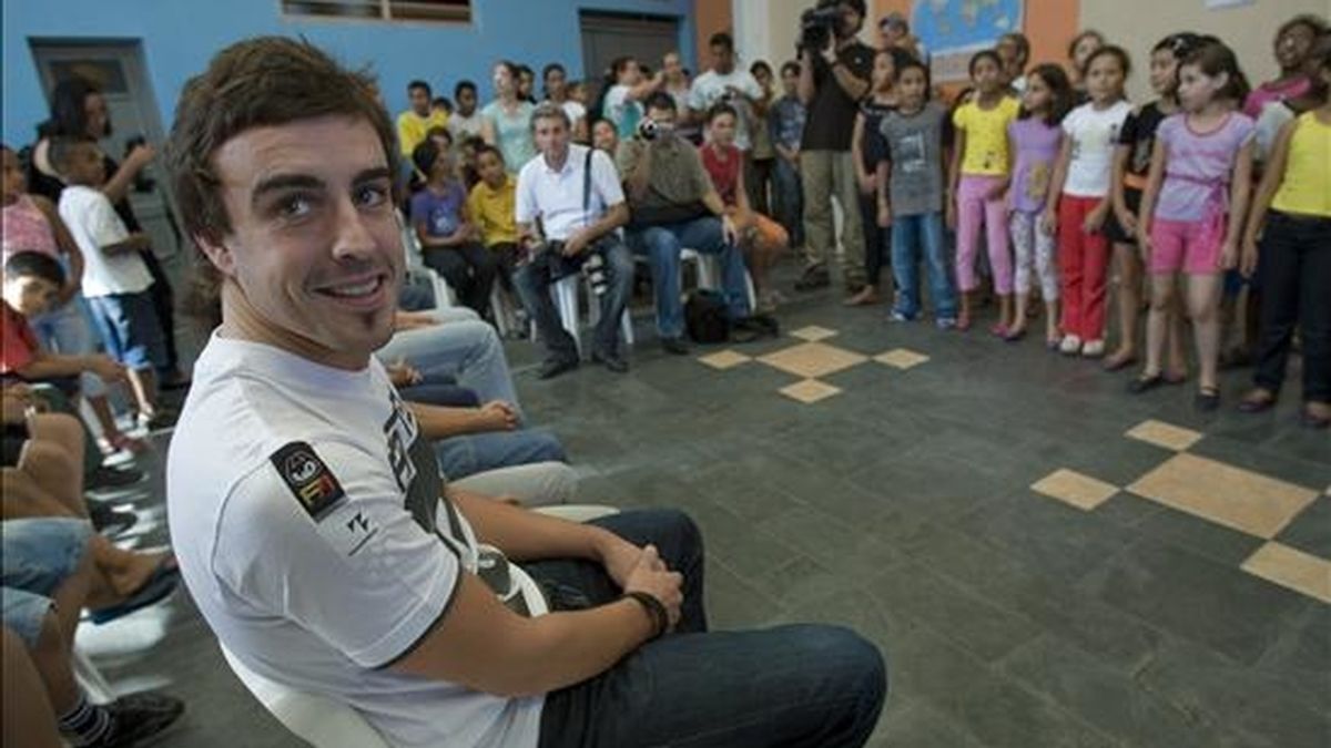 El piloto español de Formula Uno, de la escudería Renault, Fernando Alonso, quien además es embajador del Comité Español de UNICEF visitó a los niños de la comunidad que participa en la plataforma de centros urbanos de UNICEF, en la periferia de Sao Paulo. EFE