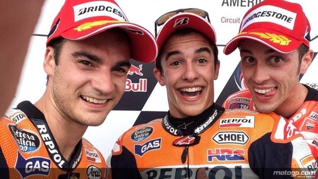 El actual campeón celebra el triunfo con Pedrosa y Dovizioso