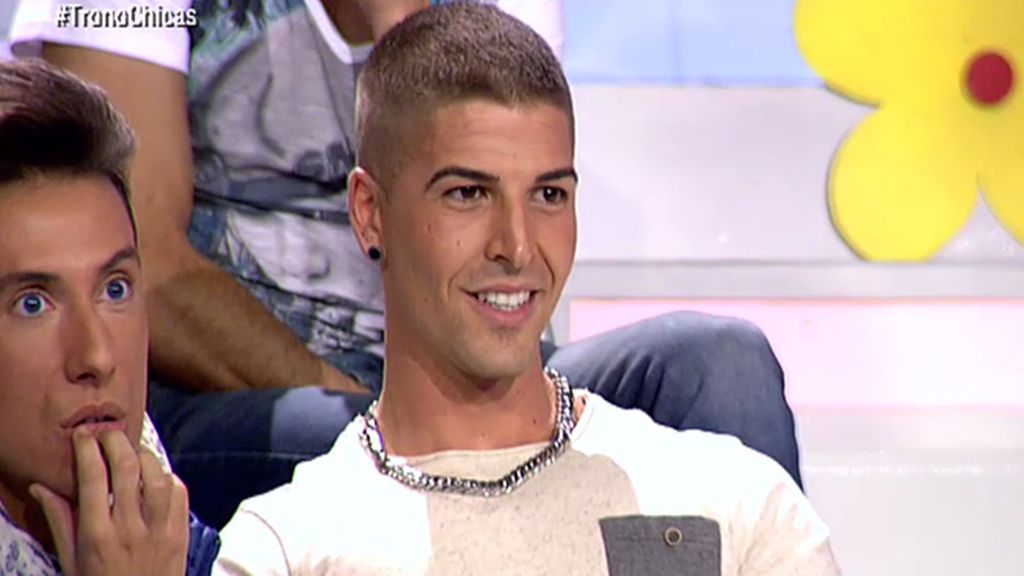 Ylenia, radiante, con un conjunto mini de color blanco