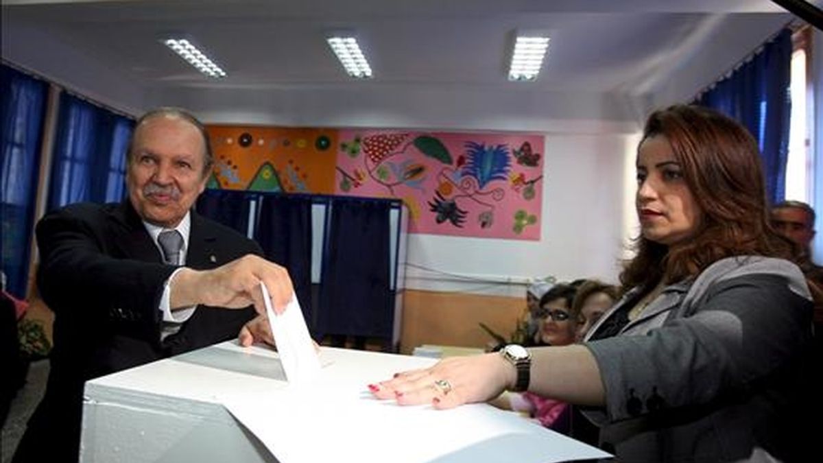El presidente de Argelia, Abdelaziz Bouteflika (i), deposita su voto en la urna de un colegio electoral de Argel. EFE
