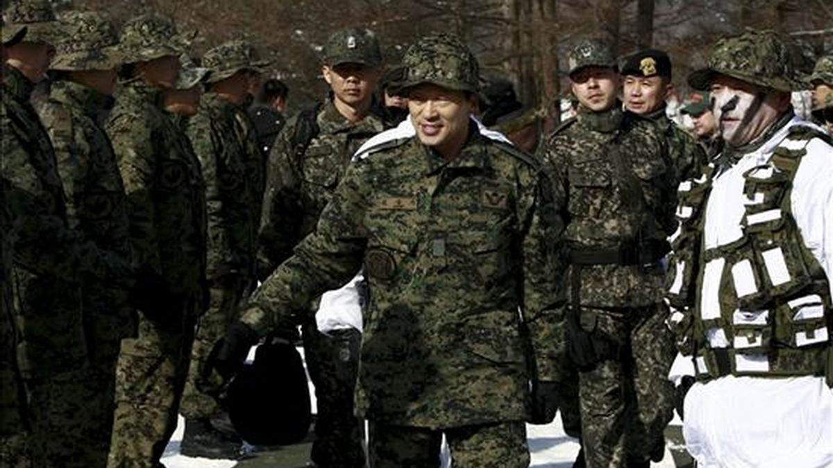 El jefe del Ejército de Corea del Sur, general Kim Sang-ki (c), llega para participar en un ejercicio militar de supervivencia para las fuerzas especiales del ejército surcoreano en Pyeongchang, a unos 200 kilómetros al este de Seúl, Corea del Sur. EFE/Archivo