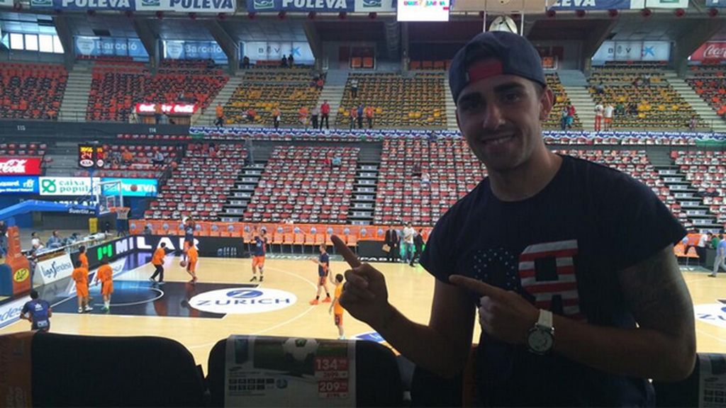 Alcácer animando al Valencia Basket ante el Barcelona