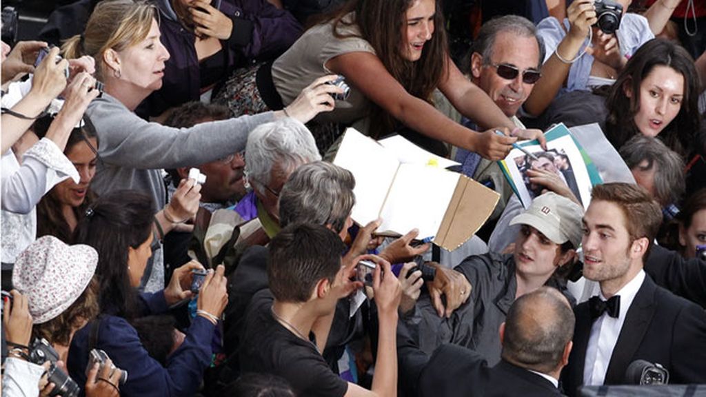 Robert Pattinson firmando autógrafos en Cannes