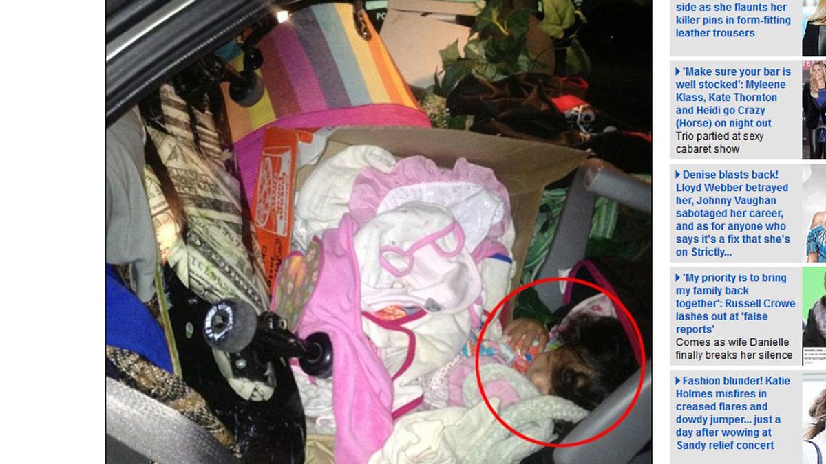 El bebé dormía bajo una montaña de basura y cajas de ropa