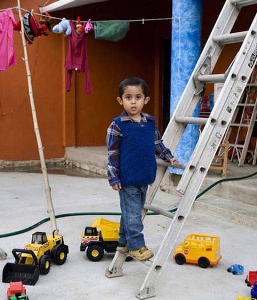 Niños de todo el mundo con sus juguetes