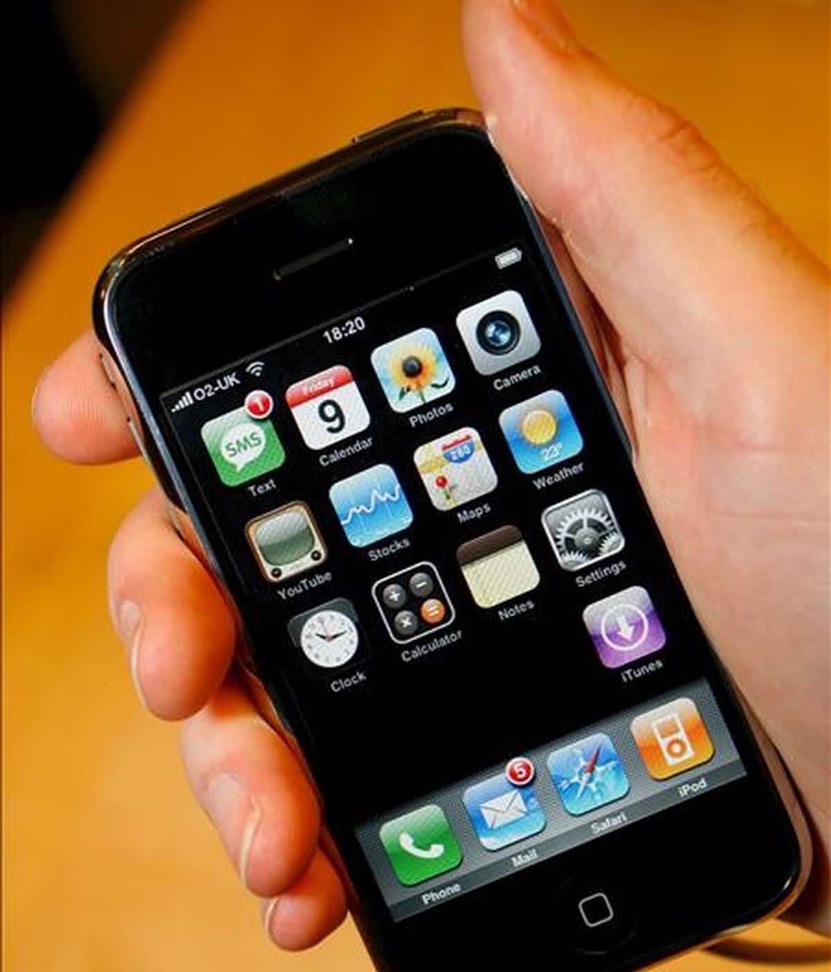 Las aplicaciones para el iPhone han convertido al teléfono móvil en lo más parecido a un ordenador de bolsillo. EFE/Archivo
