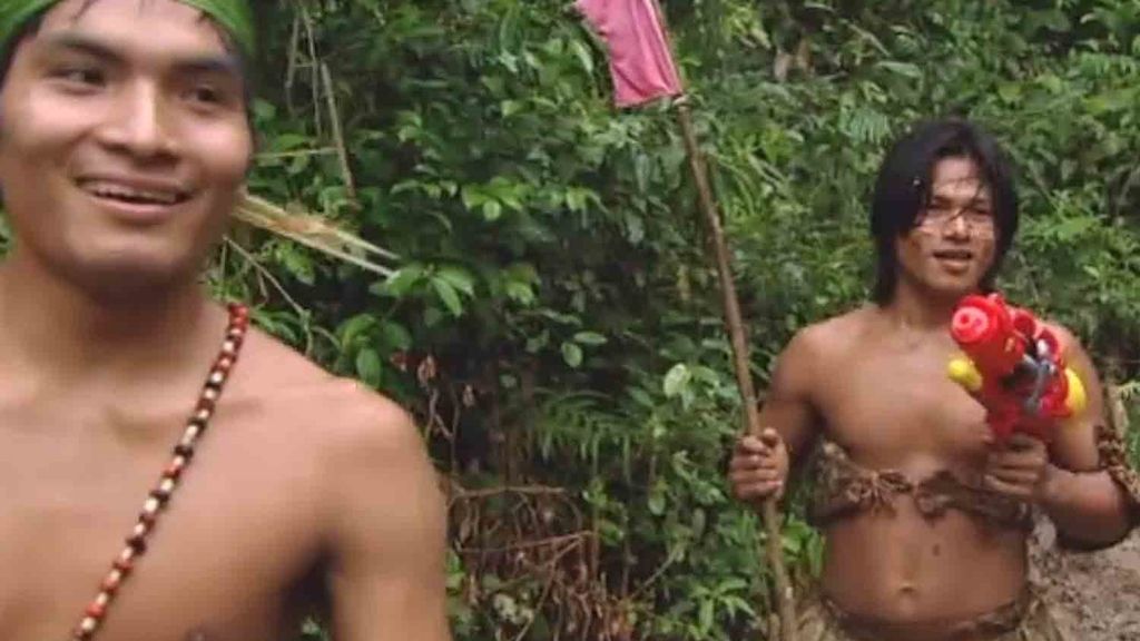 Victor y David se enfrentan a la tribu con pistolas de agua