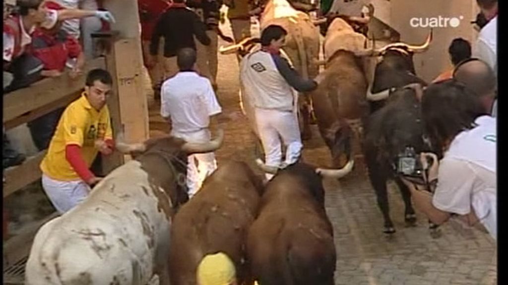 Ya en el tramo final de la carrera imágenes vistosas por parte de mozos habituales y algunas apreturas en la entrada de acceso a la plaza de toros