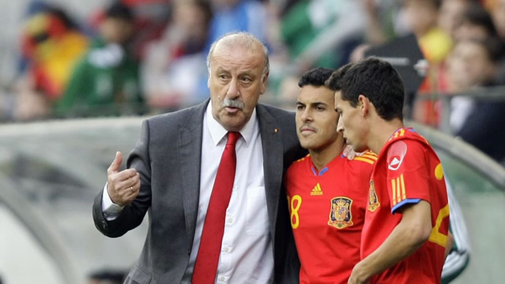 Navas y Pedro recibiendo instrucciones
