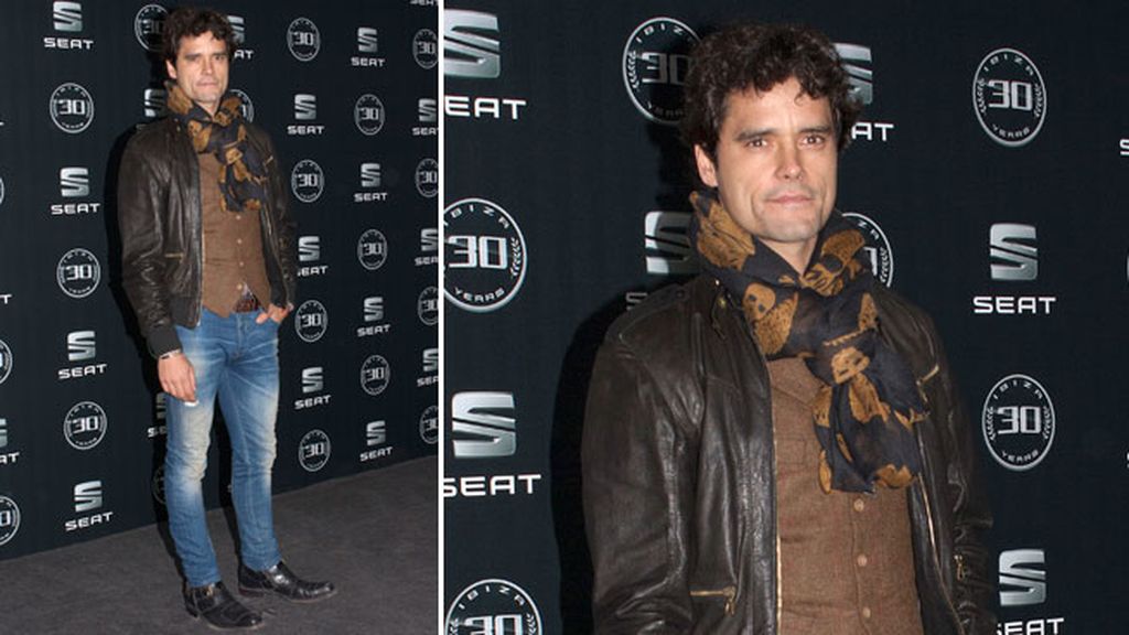 El torero Miguel Abellán se cubrió el cuello con un pañuelo de calaveras